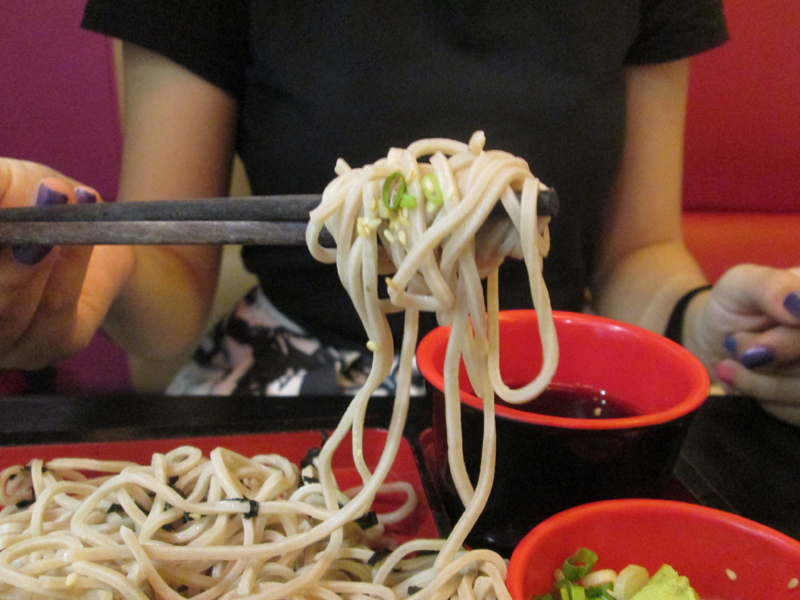 Người Nhật cuộn những sợi mỳ vào đũa chấm vào nước dùng và thưởng thức