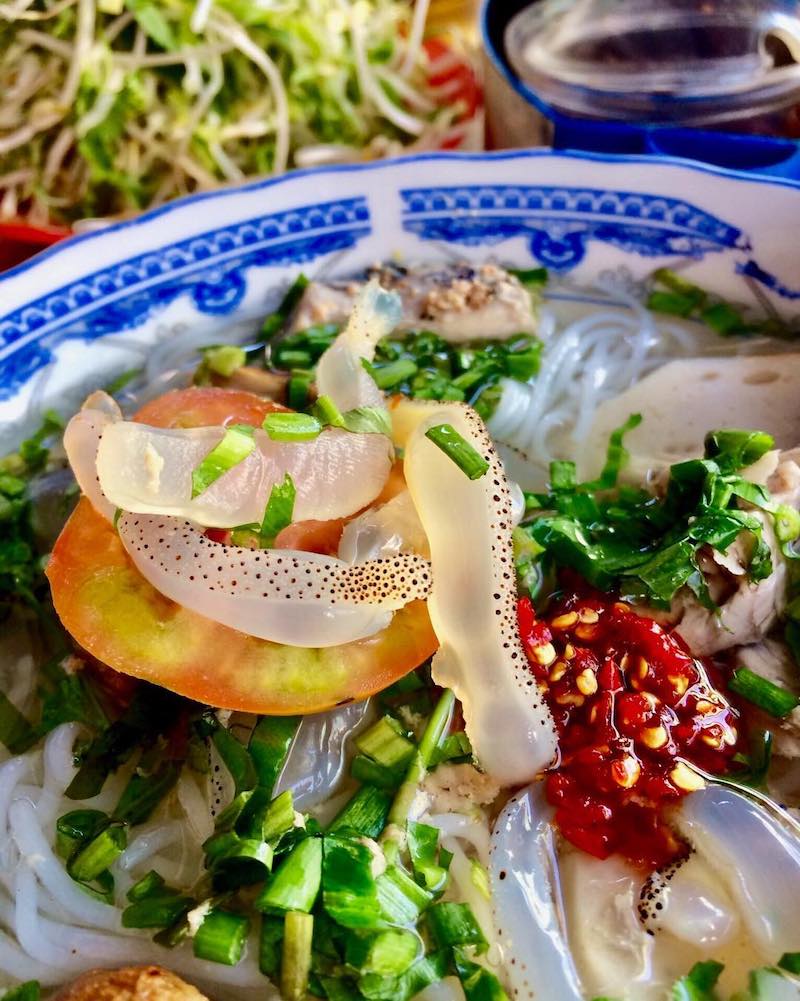 Dù món này ở Sài Gòn người ta cũng chẳng lạ lẫm gì nhưng bún sứa ở Nha Trang có một sức hấp dẫn lạ