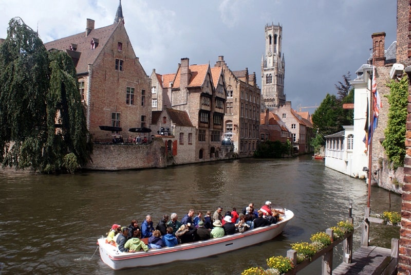 Đi dạo trên thuyền là điều thú vị khi đến Bruges