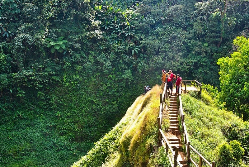 Đài quan sát từ xa ngắm thác Tade Fane