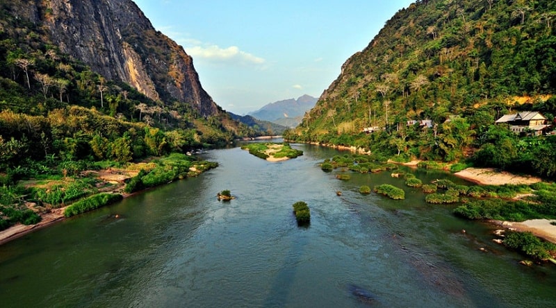 Sông Mekong phần lớn chảy qua Lào
