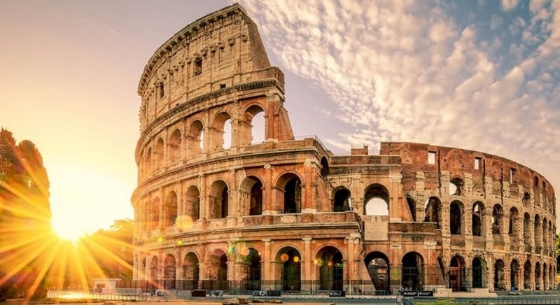 Lối kiến trúc độc đáo là điểm thu hút khách đến với Roma