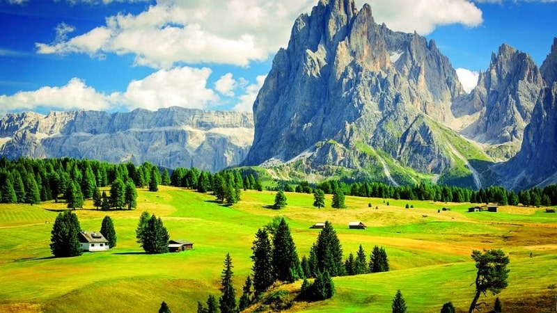 Dãy núi Dolomite hùng vĩ ở Ý