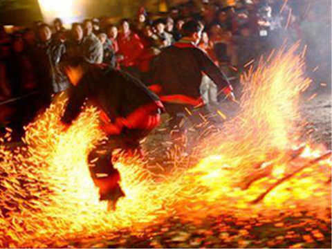 Lễ hội nhảy lửa của người Dao đỏ