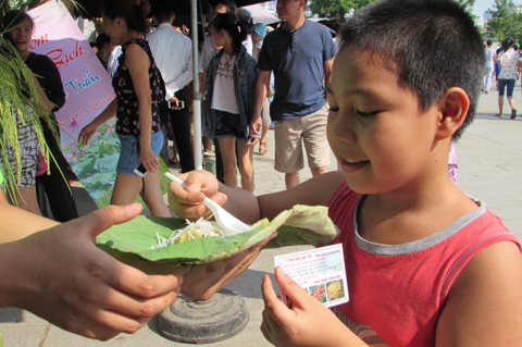 Người dân đến ngày hội văn hóa cốm Mễ Trì hào hứng thưởng thức các món ăn chế biến từ cốm