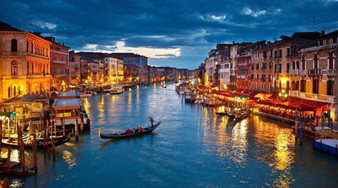  Venice, thành phố ở đông bắc Italy, xây dựng trên 118 đảo nhỏ ở vịnh Venice