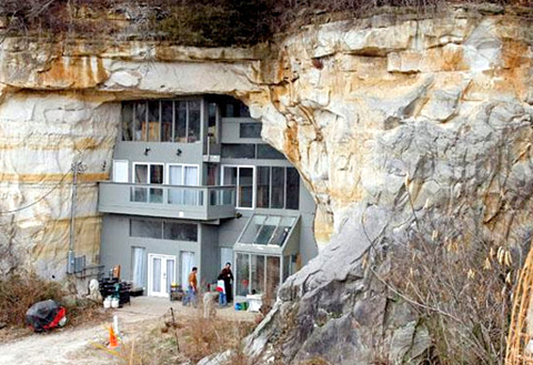 ngôi nhà xây dựng trong một hang động đá sa thạch nằm ở Festus, Missouri