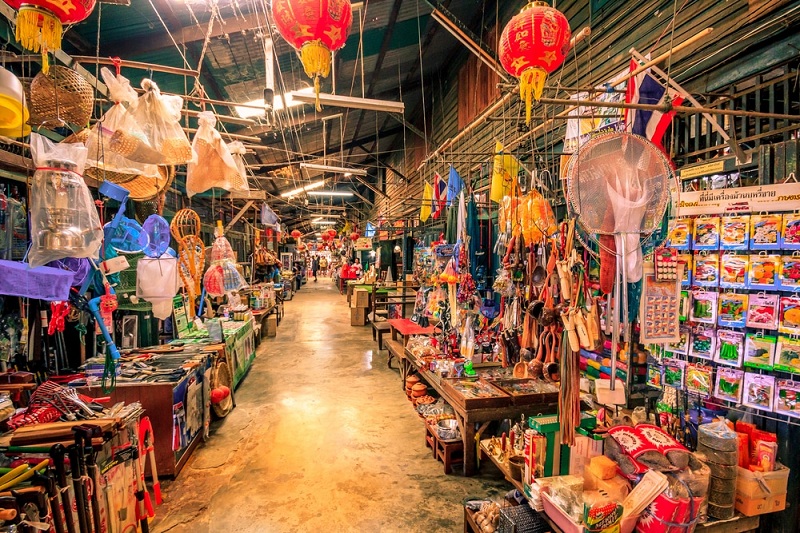 Có rất nhiều loại đồ thủ công bằng gỗ và đồ chơi cũ được bày bán ở  Klong Suan Pee