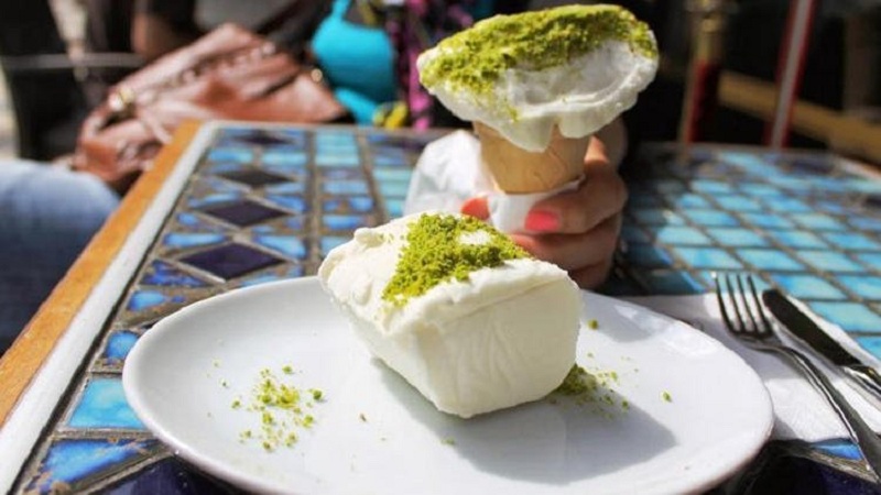 Thưởng thức món kem truyền thống của Thổ Nhĩ Kỳ phải dùng dao để bổ