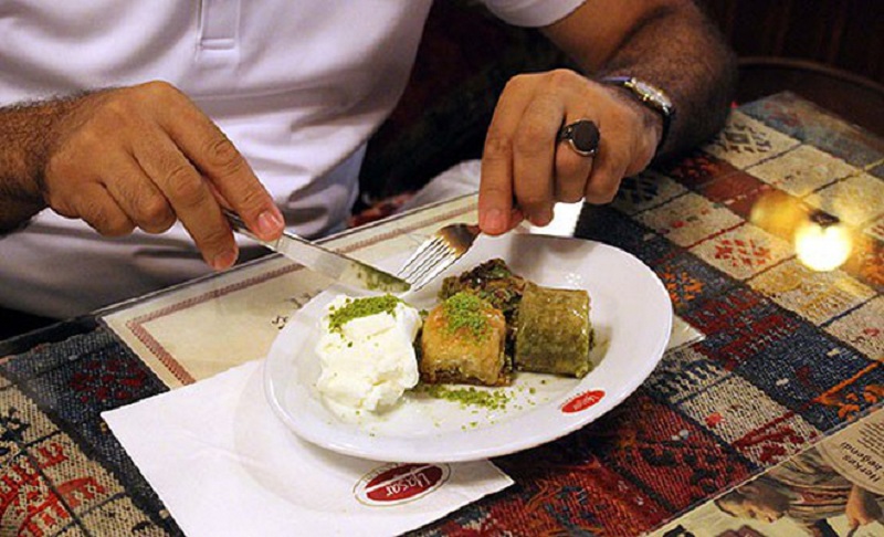 Thưởng thức món kem truyền thống của Thổ Nhĩ Kỳ phải dùng dao để bổ