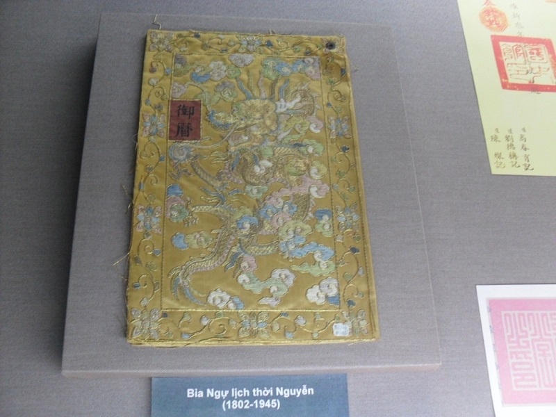 Bìa “Ngự lịch” triều Nguyễn đang trưng bày trong “Bảo tàng Cung đình Huế”