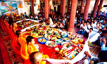 Người Khmer Nam Bộ l&agrave; cộng đồng d&acirc;n tộc thiểu số thuộc nh&oacute;m M&ocirc;n &ndash; Khmer hiện c&oacute; khoảng 1,3 triệu d&acirc;n, sống tập trung nhất l&agrave; ở 20 huyện, thị của 9 tỉnh, th&agrave;nh phố thuộc khu vực Đồng bằng s&ocirc;ng Cửu Long như S&oacute;c Trăng, Tr&agrave; Vinh, Ki&ecirc;n Giang, An Giang, Bạc Li&ecirc;u, C&agrave; Mau, Vĩnh Long, Hậu Giang, Cần Thơ; một số &iacute;t ở th&agrave;nh phố Hồ Ch&iacute; Minh v&agrave; miền Đ&ocirc;ng Nam Bộ.  Tết cổ truyền của người Khmer Nam Bộ gọi l&agrave; Ch&ocirc;l Chnăm Thm&acirc;y (ng&agrave;y thay năm cũ v&agrave;o năm mới) hay c&ograve;n gọi l&agrave; ''Lễ chịu tuổi'', tổ chức từ ng&agrave;y 14 đến 16 th&aacute;ng 4 dương lịch h&agrave;ng năm.  Trước đ&acirc;y người Khmer chỉ cầy cấy một vụ n&ecirc;n th&aacute;ng 12 mọi người vẫn c&ograve;n tất bật với ruộng đồng. Th&aacute;ng 4, gặt h&aacute;i xong, th&oacute;c l&uacute;a đ&atilde; đầy bồ, b&agrave; con c&oacute; thể thảnh thơi, nghỉ ngơi sau những ng&agrave;y lao động mệt nhọc. Th&aacute;ng 4 ở Nam Bộ cũng l&agrave; l&uacute;c m&ugrave;a kh&ocirc; vừa dứt v&agrave; chuyển sang m&ugrave;a mưa. Những cơn mưa đầu m&ugrave;a l&agrave;m cho c&acirc;y cối xanh tươi, thi&ecirc;n nhi&ecirc;n như trỗi dậy một sức sống mới, người Khmer chọn thời điểm n&agrave;y cho sự khởi đầu của một năm mới.  Xưa kia, lễ v&agrave;o năm mới của người Khmer được H&ocirc;ra (c&aacute;c nh&agrave; thi&ecirc;n văn b&oacute;i to&aacute;n) ấn định. Ng&agrave;y nay, s&aacute;ch lịch d&ugrave;ng cho một năm của người Khmer l&agrave; do c&aacute;c vị Thượng tọa, Đại đức th&ocirc;ng hiểu khoa thi&ecirc;n văn bi&ecirc;n soạn. T&ugrave;y v&agrave;o từng năm m&agrave; thời khắc giao thừa diễn ra v&agrave;o s&aacute;ng, trưa, chiều hay tối để ho&agrave;n th&agrave;nh chu kỳ l&agrave; 365 ng&agrave;y v&agrave; &frac14; ng&agrave;y.  Trước Tết khoảng nửa th&aacute;ng, đồng b&agrave;o Khmer đ&atilde; tất bật chuẩn bị sửa sang nh&agrave; cửa, l&agrave;m b&aacute;nh tr&aacute;i, may quần &aacute;o mới... Nhưng quan trọng hơn cả l&agrave; việc người d&acirc;n tự nguyện g&oacute;p c&ocirc;ng, g&oacute;p của tu bổ, sửa sang ch&ugrave;a ở phum s&oacute;c nơi gia đ&igrave;nh đang sinh sống.  Tưng bừng nhảy m&uacute;a trong những ng&agrave;y Tết.  V&agrave;o ng&agrave;y trước Tết, ng&ocirc;i ch&ugrave;a của người Khmer như bừng l&ecirc;n một sức sống mới. Tượng Phật, ch&iacute;nh điện, cổng ch&agrave;o được sơn son thiếp v&agrave;ng, khu&ocirc;n vi&ecirc;n ch&ugrave;a trang ho&agrave;ng lộng lẫy.  Đ&ecirc;m giao thừa nh&agrave; nh&agrave; đều thắp nhang, đ&egrave;n, l&agrave;m lễ đưa T&ecirc;v&ecirc;đa cũ v&agrave; rước T&ecirc;v&ecirc;đa mới. T&ecirc;v&ecirc;đa, theo người Khmer l&agrave; vị ti&ecirc;n được trời sai xuống để lo cho d&acirc;n ch&uacute;ng trong một năm. Sau đ&oacute;, mọi nghi thức quan trọng đ&oacute;n Tết đều diễn ra tại ch&ugrave;a. Gia đ&igrave;nh n&agrave;o c&oacute; con trai đến tuổi đi tu th&igrave; dẫn v&agrave;o ch&ugrave;a l&agrave;m lễ th&iacute; ph&aacute;t, quy y. Nhiều nh&agrave; c&ograve;n ở trong ch&ugrave;a suốt những ng&agrave;y Tết. Dưới m&aacute;i ch&ugrave;a chung của cả phum s&oacute;c, mọi người đều hướng l&ograve;ng th&agrave;nh k&iacute;nh về Đức Phật, tưởng nhớ đến &ocirc;ng b&agrave; tổ ti&ecirc;n v&agrave; đặt hy vọng v&agrave;o một năm mới an l&agrave;nh.  Trong những ng&agrave;y Hội Xu&acirc;n tại tr&ecirc;n 450 điểm ch&ugrave;a ở Nam Bộ l&uacute;c n&agrave;o cũng tưng bừng, n&agrave;o nhiệt. Từng đo&agrave;n người với những bộ quần &aacute;o sặc sỡ, n&eacute;t mặt vui tươi, tr&ecirc;n tay cầm nhang đ&egrave;n, hoa quả v&agrave;o ch&ugrave;a. Ng&agrave;y đầu ti&ecirc;n l&agrave;m lễ rước S&acirc;ng Kran, rồi v&agrave;o lễ Phật, đọc kinh mừng năm mới. Ng&agrave;y thứ hai, phật tử d&acirc;ng cơm cho c&aacute;c vị sư v&agrave; đắp n&uacute;i c&aacute;t. C&aacute;c vị sư đọc kinh cầu si&ecirc;u cho người đ&atilde; mất v&agrave; cầu an cho người c&ograve;n sống. Ng&agrave;y thứ ba l&agrave; lễ tắm tượng Phật v&agrave; tắm cho c&aacute;c vị sư cao ni&ecirc;n.  Đối với c&aacute;c lễ hội Khmer, t&ocirc;n gi&aacute;o, t&iacute;n ngưỡng Phật gi&aacute;o như h&ograve;a quyện v&agrave;o đời sống của c&aacute;c thiện t&iacute;n, thể hiện qua truyền thuyết v&agrave; nghi thức thờ phụng.  Lễ rước S&acirc;ng Kran trong Tết Ch&ocirc;l Chnăm Thm&acirc;y của người Khmer bắt nguồn từ một truyền thuyết của Phật gi&aacute;o, đ&oacute; l&agrave; chuyện Thom Ma Bal v&agrave; Kabil Maha Prum &ndash; c&ograve;n gọi l&agrave; ''Thần Bốn mặt''.  Lễ cầu an trong ng&agrave;y Tết.  V&agrave;o ng&agrave;y đầu năm mới thay v&igrave; rước đầu ''Thần Bốn mặt'', người Khmer rước Maha S&acirc;ng Kran (Đại n&ocirc;ng lịch) đi v&ograve;ng quanh ch&iacute;nh điện 3 lần. Đầu ''Thần Bốn mặt'' được thờ trong ch&ugrave;a Khmer.  Tục ''Đắp n&uacute;i c&aacute;t'' cũng l&agrave; một nghi thức kh&ocirc;ng thể thiếu trong Tết Ch&ocirc;l Chnăm Thm&acirc;y của người Khmer. C&aacute;t sạch được đổ th&agrave;nh từng đống quanh đền thờ Phật, chung quanh s&acirc;n ch&iacute;nh điện. Đắp những n&uacute;i c&aacute;t nhỏ theo t&aacute;m hướng, n&uacute;i thứ ch&iacute;n ở giữa l&agrave; trung t&acirc;m tr&aacute;i đất (tức n&uacute;i S&ocirc;m&ecirc;ru). Sau đ&oacute; vị Achar (một người am hiểu nghi lễ đạo Phật) hướng dẫn mọi người l&agrave;m lễ quy y cho c&aacute;c n&uacute;i. Nghi lễ n&agrave;y gọi l&agrave; Anis&acirc;ng Pun Phn&ocirc;m Khs&aacute;ch. ''Ph&uacute;c duy&ecirc;n đắp c&aacute;t'' l&agrave; một phong tục nhằm t&iacute;ch phước, t&iacute;ch đức v&agrave;o dịp Tết Ch&ocirc;l Chnăm Thm&acirc;y của người Khmer Nam Bộ.  C&aacute;c sự t&iacute;ch, truyền thuyết như tr&ecirc;n trong Tết cổ truyền của đồng b&agrave;o Khmer Nam Bộ l&agrave; những b&agrave;i học về c&aacute;ch sống, lối sống cho người Khmer theo triết l&yacute; đạo Phật. Tết Ch&ocirc;l Chnăm Thm&acirc;y l&agrave; dịp để b&agrave; con phật tử thể hiện t&acirc;m niệm của m&igrave;nh với Đức Phật, với &ocirc;ng b&agrave; cha mẹ m&igrave;nh.  V&agrave;, theo phong tục của người Khmer, tất cả những người qu&aacute; cố trong gia đ&igrave;nh đều được hỏa thi&ecirc;u v&agrave; gửi cốt trong ch&ugrave;a, ch&iacute;nh v&igrave; thế m&agrave; trong ba ng&agrave;y Tết ''m&igrave;nh ăn g&igrave; th&igrave; &ocirc;ng b&agrave; m&igrave;nh c&oacute; c&aacute;i đ&oacute;''. Những vật d&acirc;ng c&uacute;ng kh&ocirc;ng thể thiếu l&agrave; cặp b&aacute;nh t&eacute;t, tr&aacute;i c&acirc;y vườn nh&agrave;, một sấp vải trắng để cầu si&ecirc;u gửi cho &ocirc;ng b&agrave;, cha mẹ d&ugrave;ng. Qua ba ng&agrave;y Tết ở ch&ugrave;a mọi người mới về l&agrave;m lễ tắm tượng Phật ở nh&agrave;, mời &ocirc;ng b&agrave;, cha mẹ đến ch&uacute;c mừng, tạ lỗi v&agrave; đem b&aacute;nh tr&aacute;i tạ ơn &ocirc;ng b&agrave;, cha mẹ hoặc tắm cho &ocirc;ng b&agrave;, cha mẹ gọi l&agrave; để trả hiếu.  Những n&eacute;t đẹp truyền thống đậm t&iacute;nh nh&acirc;n văn trong văn h&oacute;a Tết của người Khmer Nam Bộ vẫn được đồng b&agrave;o duy tr&igrave;, ph&aacute;t triển cho đến ng&agrave;y nay.
