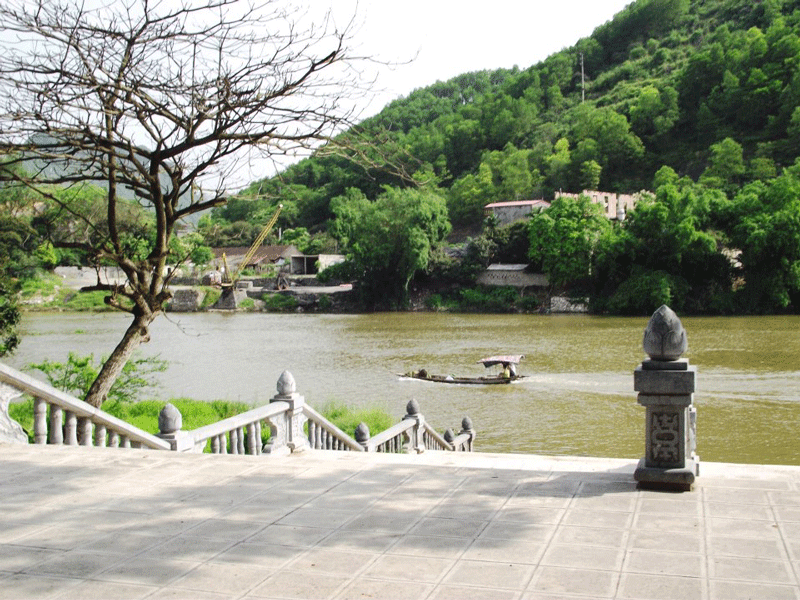 Khuôn viên phía trước chùa Bà Đanh