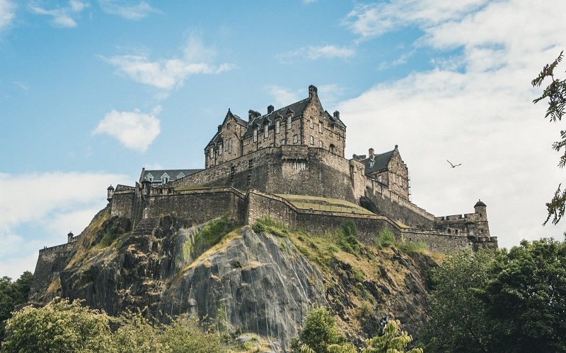 Lâu đài Edinburgh là biểu tượng vương quyền của Scotland