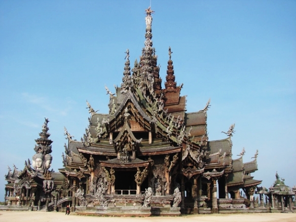 Đến thăm ngôi đền bằng gỗ ở Pattaya