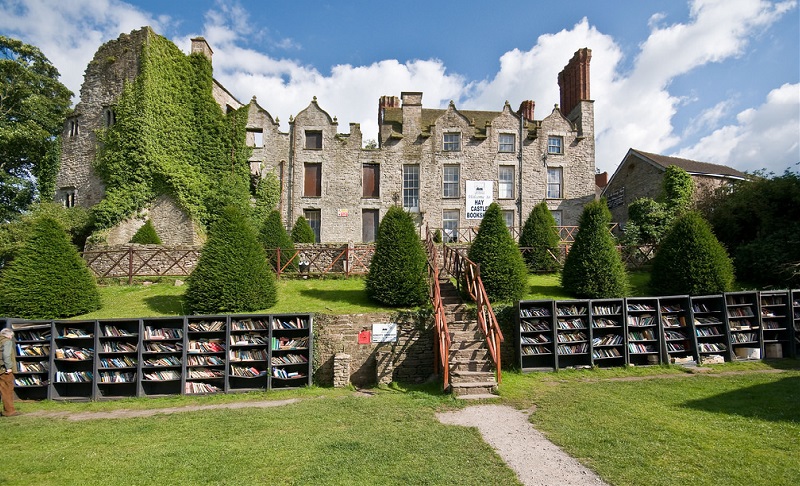 Lâu đài sách Hay là một trong hai lâu đài của thị trấn, trong lâu đài ngập tràn các kệ sách và những hộp thanh toán ở gần đó, du khách có thể chọn quyển sách mình ưng ý rồi bỏ tiền vào hộp.