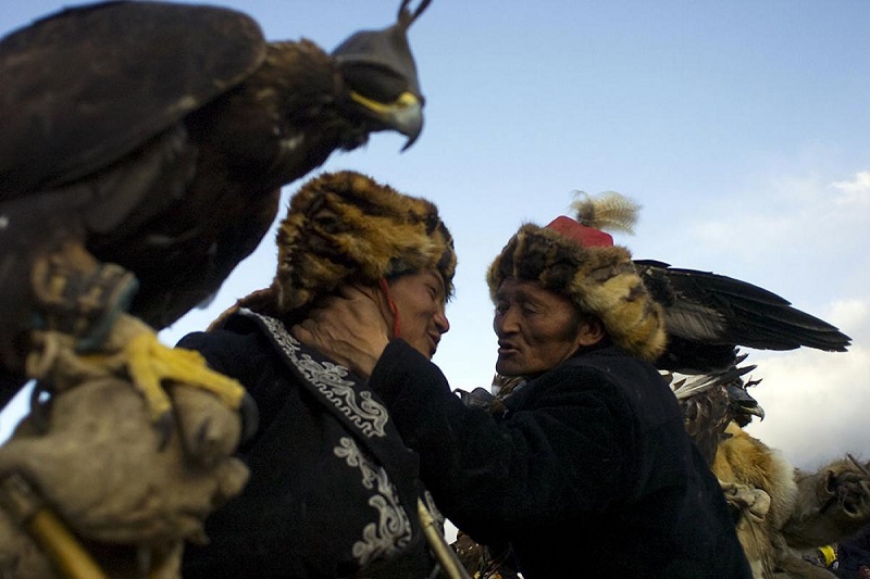 Công việc huấn luyện đại bàng được truyền nghề từ thế hệ này sang thế hệ khác trong cộng đồng người Kazakh