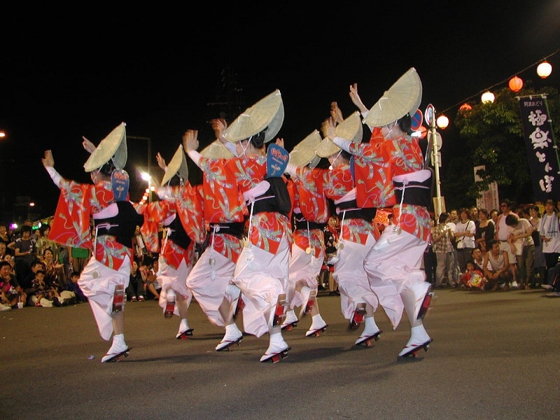 Trong lễ hội Obon không thể thiếu vũ điệu Bon-Odori
