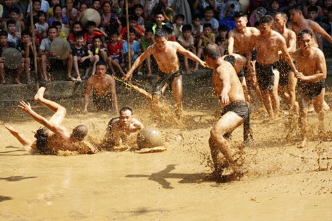 Lễ hội vật cầu bùn là lễ hội cực kỳ độc đáo chỉ có tại Làng Vân, Bắc Giang