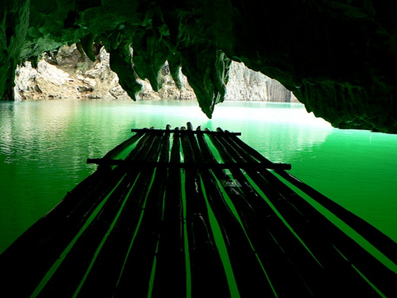 Lênh đênh trên mặt hồ khám phá hang Thang Heng