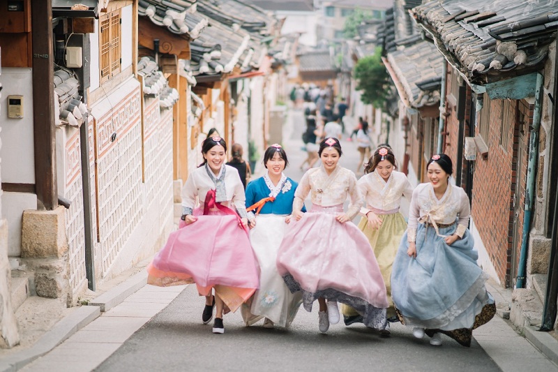 Mặc Hanbok dạo quanh làng một vòng là một trải nghiệm khó quên