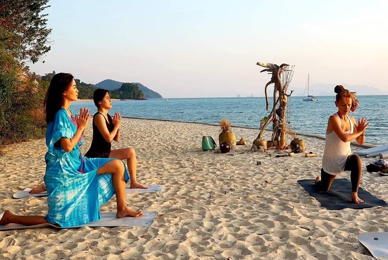 Mâu Thủy trải nghiệm môn Yoga trên bãi biển