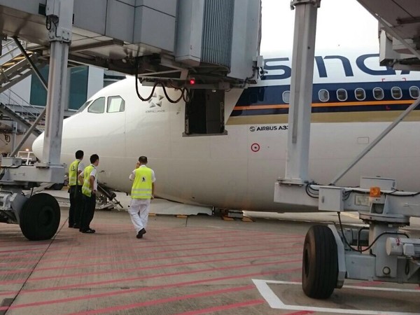 Máy bay Singapore bất ngờ bị sập đầu ở Changi