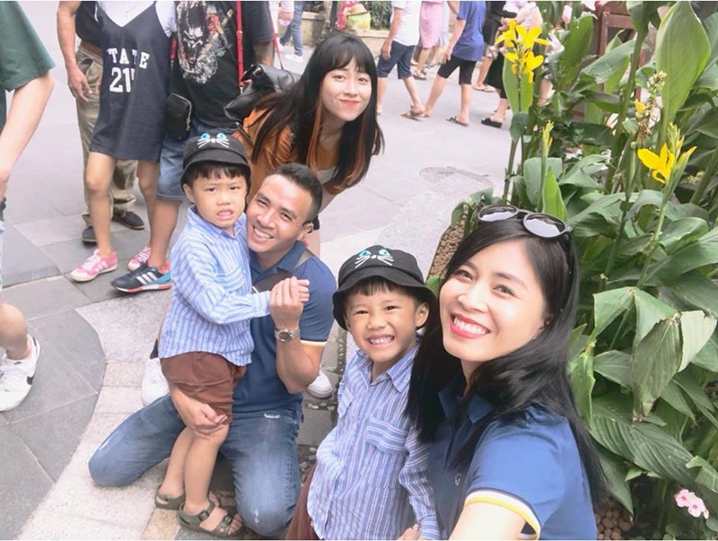 Gia đình Hoàng Linh tại quảng trường trung tâm