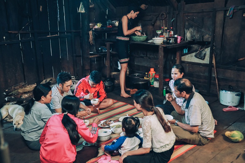 Bữa ăn đầy ấm cúng của gia đình hoa hậu H'Hen Niê