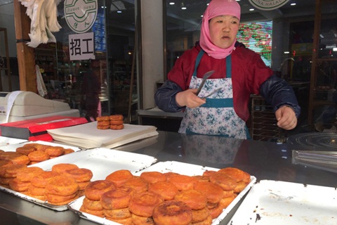 Bánh Liaoshanji Haicheng Stuffed Pie bên ngoài thì giòn, bên trong lại mềm và mát 