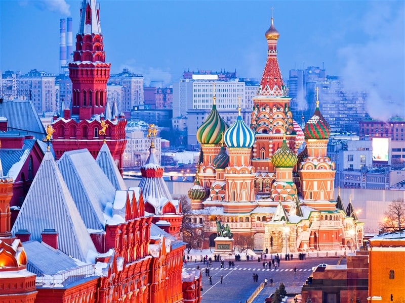 Thời điểm đẹp nhất để du lịch Moscow là từ tháng 4 đến cuối tháng 7, trước khi những tháng hè nóng bức bắt đầu. Bên cạnh đó, tận hưởng mùa đông ở Nga cũng là một ý tưởng hay, nhưng bạn hãy nhớ chuẩn bị quần áo thật ấm nhé!   Nhà thờ Kremlin và St. Basil trên Quảng trường Đỏ - biểu tượng của Moscow vào ban đêm   Quảng trường Đỏ và khu vực xung quanh  Quảng trường Đỏ được ví là linh hồn và trái tim của nước Nga trong nhiều thế kỷ. Với các toà nhà nổi tiếng nhất ở Moscow như nhà thờ thánh Basil từ thế kỷ 16, lăng mộ Lê Nin, cung điện Kremlin là những nơi tuyệt vời cho du khách khám phá. Nơi đây được coi là địa điểm mà bất cứ ai cũng phải đến khi du lịch Moscow. Và nếu bạn đến Moscow vào dịp lễ Giáng Sinh, các chợ giáng sinh ở quảng trường Đỏ chắc chắn sẽ khiến bạn đắm chìm trong không khí tưng bừng của mùa lễ hội.  Sau khi xếp hàng để tham quan lăng mộ Lê Nin, hãy đến GUM, cửa hàng bách hóa lâu đời nhất của Moscow. Tại đây có đầy đủ các cửa hàng sang trọng, với mái nhà kính được thiết kế bởi một trong những kiến ​​trúc sư nổi tiếng nhất của Nga, Vladimir Shukhov. Ngoài những kỳ quan kiến ​​trúc, GUM còn có một số địa điểm ăn uống, bao gồm cả quán cà phê kiểu Liên Xô Stolovaya No 57, nơi bạn có thể nếm thử những món ngon nghe có vẻ lạ lùng như món “cá trích trong một chiếc áo khoác lông”.  Ở phía đối diện GUM là các bức tường và tháp của cung điện Kremlin. Đi bộ qua vườn Alexander và đi qua hang động sẽ tới lối vào cung điện Kremlin. Nơi đây là cả một “kho báu” cho những người yêu nghệ thuật và lịch sử như: các nhà thờ cổ vàng, biểu tượng galore và nơi an nghỉ của các Sa hoàng Moscow.  Ở phía bên kia của Quảng trường Đỏ là biểu tượng của Moscow, nhà thờ St. Basil với mái vòm nhiều màu. Ngay phía sau nó là công viên Zaryadye mới được xây dựng, nơi trưng bày hệ thực vật từ khắp nước Nga. Ở gần đó là Voskhod, một nhà hàng có phục vụ các món ăn từ tất cả 15 nước cộng hòa thuộc Liên Xô cũ. Đây chắc hẳn sẽ là nơi hoàn hảo cho một bữa ăn tối sang trọng.   Ao Patriarch xinh đẹp nằm ở quận Tverskoy – trung tâm của Moscow  Khu Patriarch Ponds  Khu Patriarch Ponds (còn gọi là Patriki) là một khu phố lịch sử, được đặt theo tên của vị Tổ sư nổi tiếng người Nga Patriarch loakim, người đã sống và làm việc ở đó. Đây cũng được coi là Soho của Moscow với nhiều căn hộ hiện đại đắt tiền, nhà hàng ngon cùng những điều thú vị khác.  Nằm ngay tại đường Tverskaya, trục đường phố chính của Moscow, Patriki gần đây đã trở thành khu quảng trường đông đúc. Tại đây có một số nơi mang kiến ​​trúc thanh lịch, bao gồm các tòa nhà của thiên tài nghệ thuật Fyodor Shekhtel. Con đường nhỏ nhưng mang lại cảm giác ấm cúng, với phần vỉa hè và làn đường cho xe đạp được mở rộng.   Moscow's Arma, một nhà máy cũ, hiện có văn phòng, nhà hàng và câu lạc bộ   Xung quanh ga xe lửa Kursky  Trong một thời gian dài, nhà ga xe lửa Kursky được bao quanh bởi các nhà máy bỏ hoang và người ta cho rằng, tốt nhất là nên tránh xa khu vực này. Nhưng tất cả đã thay đổi vào cuối những năm 2000, khi một nhà máy rượu đổ nát đã biến thành Winzavod - thánh địa của những người hâm mộ nghệ thuật đương đại. Ngày nay, những tòa nhà gạch đỏ này đã được ngự trị bởi một số phòng trưng bày hàng đầu của Moscow. Sau khi tham gia tất cả các hoạt động nghệ thuật, bạn hãy ghé vào quán rượu nhỏ Barrell để nhấm nháp một ly từ các nhà máy rượu ở Nga nhé.  Ngay bên cạnh Winzavod là Artplay, một nhà máy được tân trang lại với đầy đủ các cửa hàng thiết kế và nội thất cùng không gian triển lãm lớn. Arma cách đó một quãng đi bộ ngắn, nơi đã được biến thành văn phòng, nhà hàng và câu lạc bộ bao gồm Gazgolder (chủ là một trong những rapper nổi tiếng nhất của Nga, Basta). Ngoài các buổi hòa nhạc hip-hop, Gazgolder còn thường xuyên tổ chức các bữa tiệc kỹ thuật từ thứ Sáu đến thứ Hai.   Nhà thờ St. Nicholas trong khu định cư Rogozhskaya của các tín đồ cũ  Taganka  Nếu bạn quan tâm đến kiến ​​trúc tôn giáo thì Taganka là nơi rất đáng để đi. Trước hết, hãy tham quan khu Moscow cổ tại Krutitskoye Podvorye - một trong những nơi dường như không có gì thay đổi trong nhiều thế kỷ. Tu viện được thành lập vào thế kỷ 13, nhưng từ thế kỷ 16, nó đã trở thành nhà của thủ phủ ở Moscow. Hãy đi tham quan quanh khu này và đừng bỏ lỡ các kiến trúc đẹp của Nhà thờ Giả định (Dormition Cathedral) bạn nhé.  Điểm dừng chân tiếp theo là khu định cư Rogozhskoe của các tín đồ cũ, một nhánh tách ra từ Chính thống giáo Nga vào thế kỷ 17. Khu định cư bị chi phối bởi một tháp chuông cao 80m. Nhà thờ Intercession màu vàng, được xây dựng theo phong cách tân cổ điển với kiến trúc baroque và có một bộ sưu tập các biểu tượng quan trọng ở bên trong. Bạn có thể ghé vào Trapeznaya, một quán cà phê nổi tiếng bên cạnh sân nhà thờ, nơi phục vụ các món ăn Nga truyền thống. Đây có lẽ sẽ là một địa điểm hoàn hảo cho bữa trưa!   Mặt tiền của một biệt thự trên đường Prechistenka trong khu phố Khamovniki  Khamovniki  Khamovniki là quận dệt cổ Moscow, được đặt tên theo từ kham (một loại vải). Hai con đường chính là Ostozhenka và Prechistenka cắt qua một khu phố và song song với nhau. Ostozhenka đã trở thành một nơi được gọi là “Golden Mile” (khu phố vàng) của Moscow vào những năm 1990, với giá bất động sản cao nhất cũng như mang một số ví dụ điển hình nhất về kiến ​​trúc mới của Nga.  Khamovniki cũng là một phần của khu phố văn học, vì một số bảo tàng dành cho các nhà văn nổi tiếng nhất của Nga (Leo Tolstoy, Alexander Pushkin và Ivan Turgenev) đã xuất hiện ở đây trong thế kỷ qua. Bên cạnh đó, bảo tàng nghệ thuật đa phương tiện thường xuyên tổ chức triển lãm của một số nhiếp ảnh gia giỏi nhất từ ​​khắp nơi trên thế giới. Một số phòng trưng bày, bao gồm phòng trưng bày RuArts và Kournikova, cũng toạ lạc tại Khamovniki.  Thành phố Moscow giờ đây là trung tâm của văn hoá Phục Hưng với các các toà nhà thiết kế hiện đại, những bảo tàng và các phòng trưng bày nghệ thuật chắc chắn sẽ mang tới trải nghiệm thú vị cho chuyến du lịch tới Liên bang Nga của bạn.