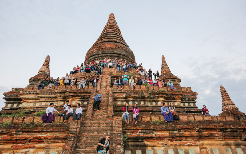 Myanmar cấm du khách leo lên các ngôi chùa ở Bagan