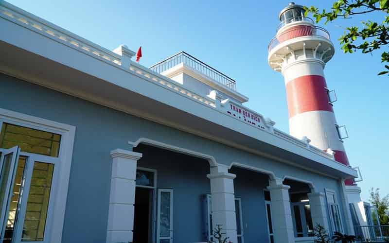 Ngọn hải đăng có tên lạ bên bờ biển Quảng Ngãi