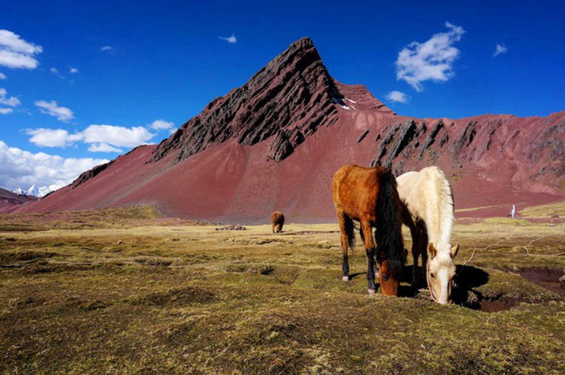 Ngọn núi cầu vồng đẹp như tranh vẽ ở Peru