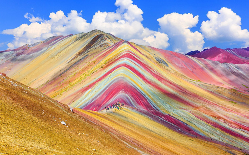 Ngọn núi cầu vồng đẹp như tranh vẽ ở Peru