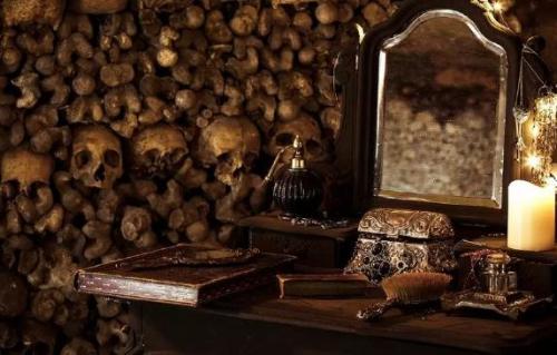 Ngủ đêm trong hầm mộ với 6 triệu bộ xương ở Paris