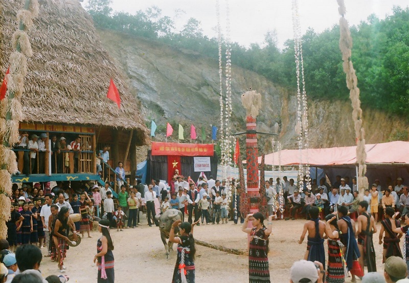 Người Cơtu thôn Tống Coóih, xã Ba, huyện Đông Giang(Quảng Nam) tổ chức khánh thành Gươl mới của làng