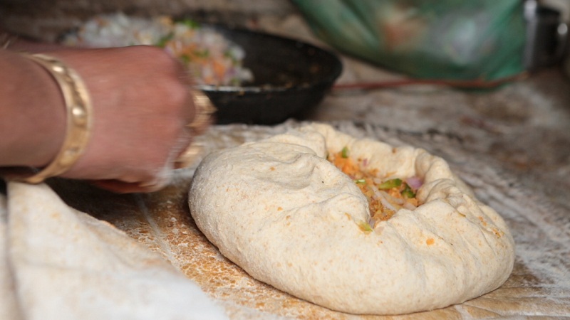 Madfouna được làm từ kiểu bánh mì Sahara và nhân được làm từ nhiều thành phần