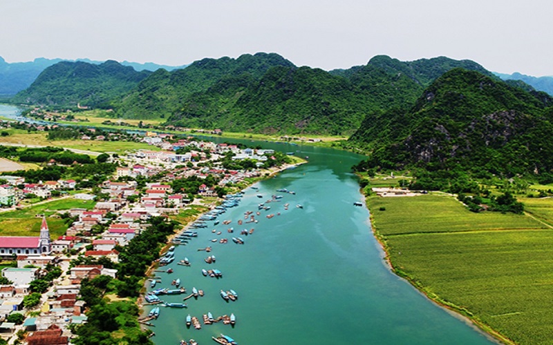 Sông Son đoạn qua bến thuyền Trung tâm Du lịch Phong Nha-Kẻ Bàng.