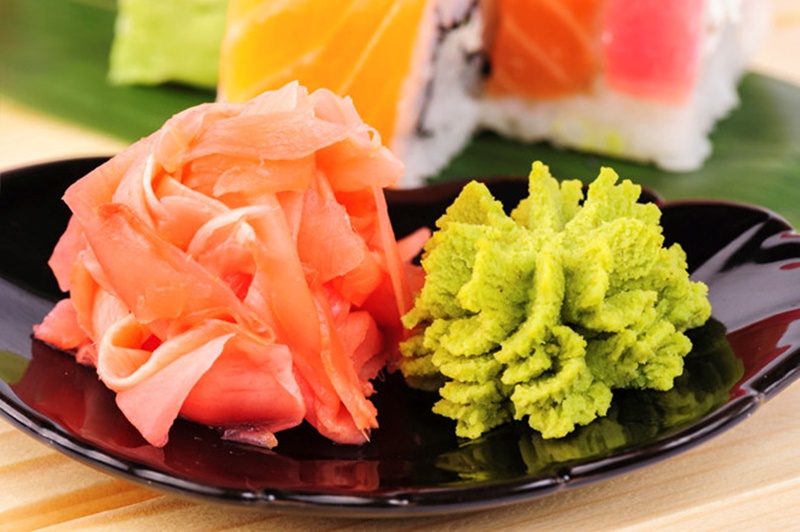 Không nên ăn gừng muối cùng lúc với sushi