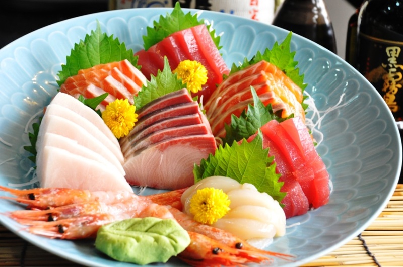 Nên dùng đũa ăn sashimi