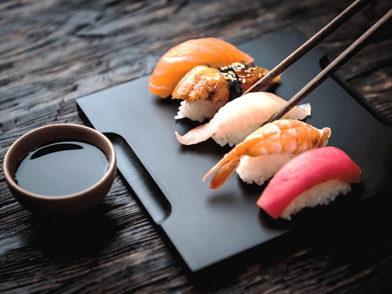 Nên chấm mặt cá của sushi vào nước tương