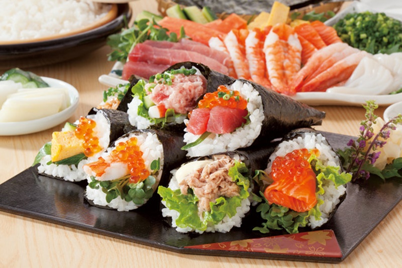 Không xé cuộn sushi khi thưởng thức