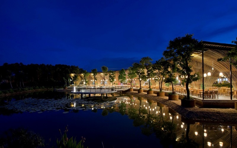 Nhà hàng Vai Réo Hồ Rộc Vòn mang đến một không gian xanh gần gũi với thiên nhiên