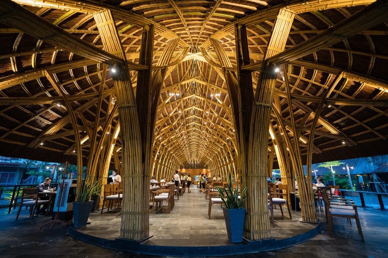  Kết cấu nhà hàng tận dụng hoàn toàn từ vật liệu là tre và vọt