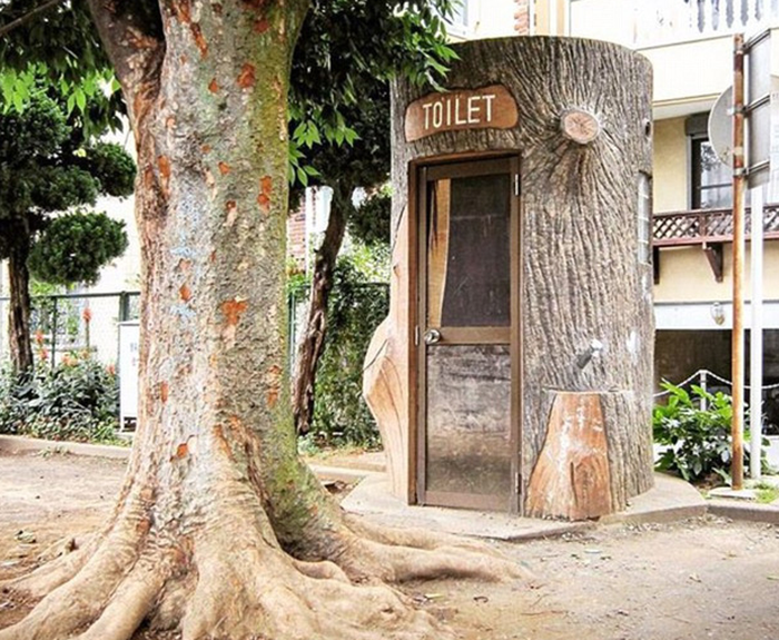 Nhà vệ sinh hình thân cây, phù hợp với  cảnh quan xung quanh.