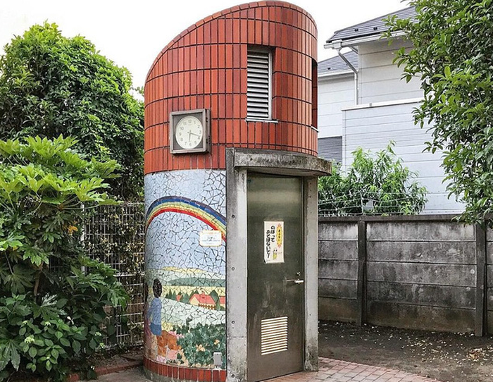 Nhà vệ sinh công cộng ở khu Suginami-ku gây ấn tượng nhờ bức tranh gốm