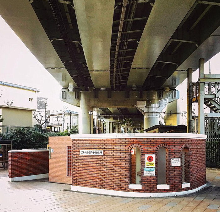 Nhà vệ sinh nằm bên dưới một cây cầu ở quận Bunkyo-ku