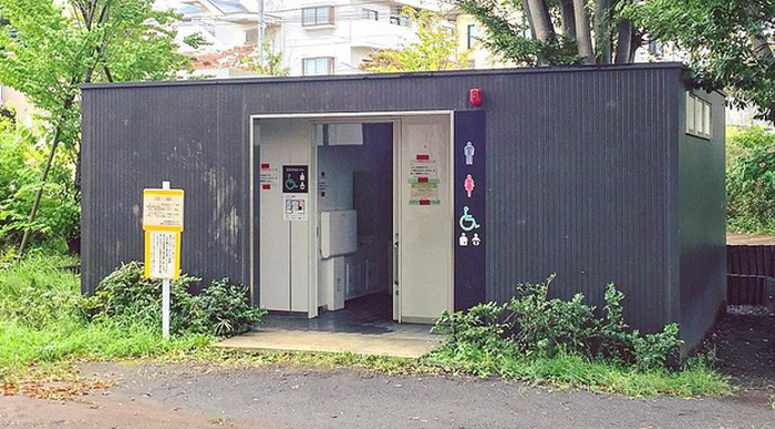 Nhà vệ sinh công viên Futatsubashi ở Tokyo làm từ một container cũ