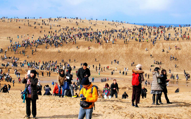 Nhật Bản cấm du khách vẽ bậy trên cồn cát Tottori